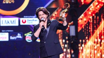 Shah Rukh Khan dedicates his Zee Cine Award to his wife and children; says, “They pushed me out of the house so that I can come here and act”