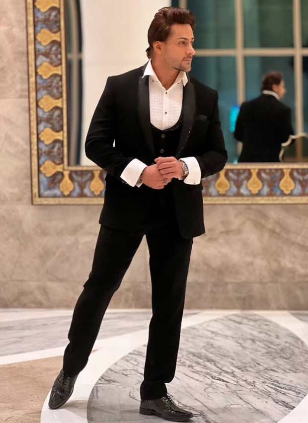 Shalin Bhanot grabs attention with a Shah Rukh Khan-inspired appearance, sporting a sleek black tuxedo and a ponytail, as he walks the red carpet at the 71st Miss World event