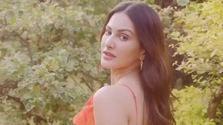 Amyra Dastur flaunts her beautiful curves in this outfit - Bollywood ...