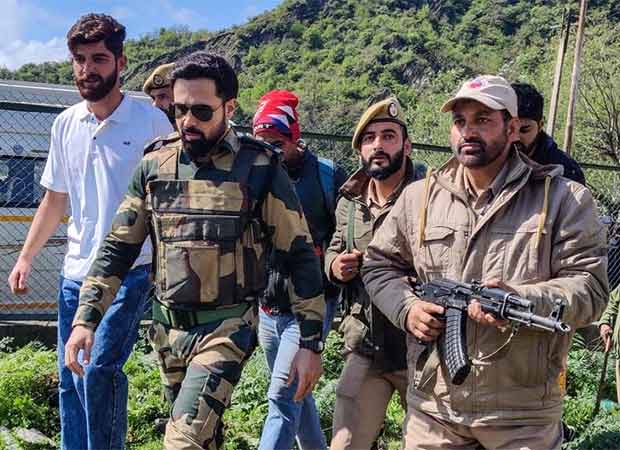 Emraan Hashmi dons Army uniform for Ground Zero; gets mobbed by fans ...