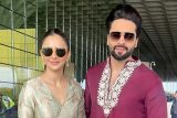 Cutest couple! Rakul Preet Singh & Jackky Bhagnani pose with fans at the airport