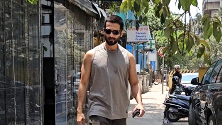 Those arms! Shahid Kapoor gets clicked flaunting his biceps in a low cut T-shirt