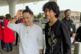 Kailash Kher’s fun interaction with paps at the airport