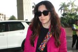 So sweet! Karisma Kapoor patiently poses for paps as she gets clicked at the airport