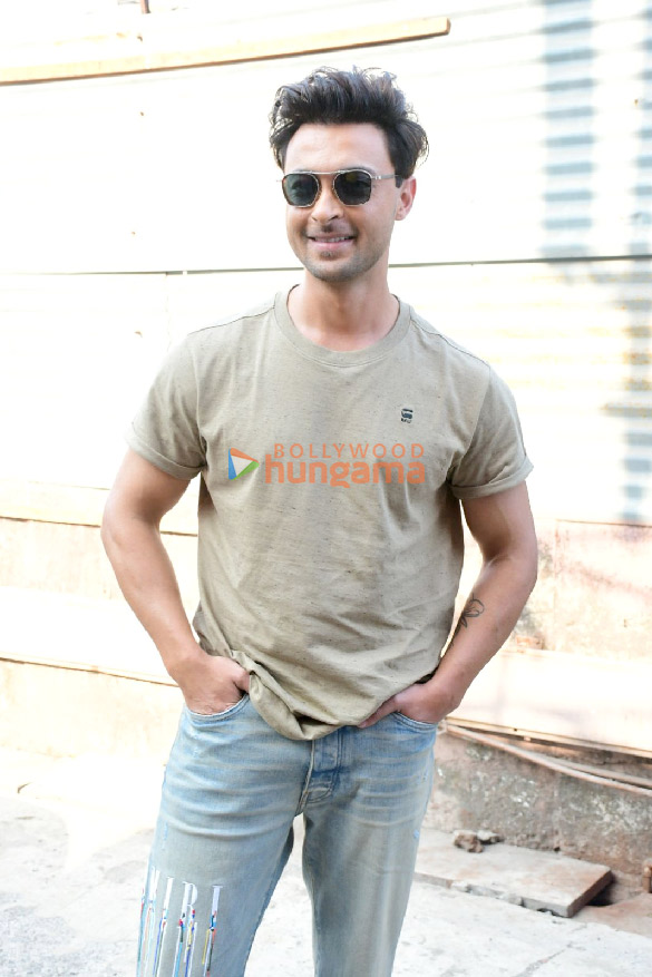 photos aayush sharma and sushrii mishraa unveil the letter n from the title of their film ruslaan at gaiety galaxy cinemas in bandra 4