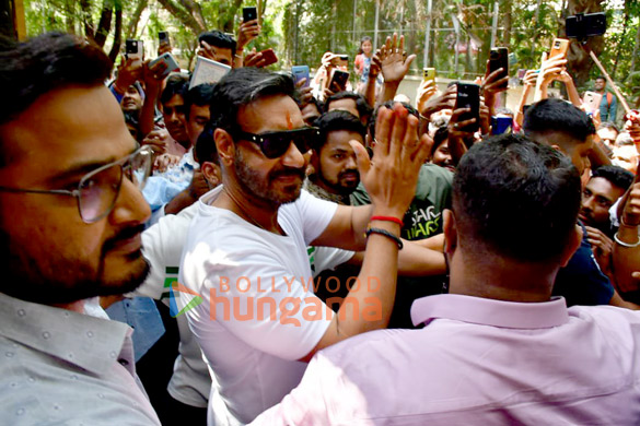 photos ajay devgn snapped celebrating his birthday with his fans outside his residence 2