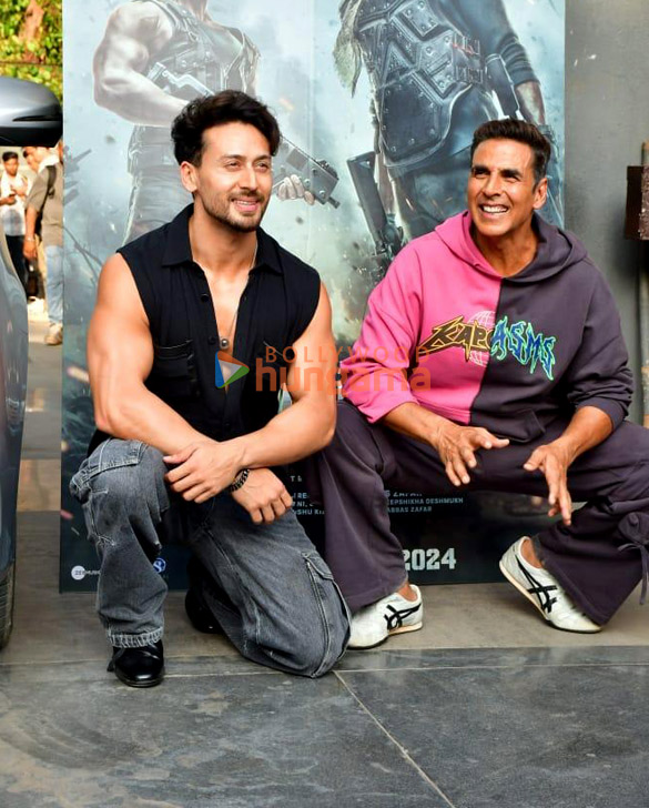 photos akshay kumar and tiger shroff snapped promoting their film bade miyan chote miyan 6