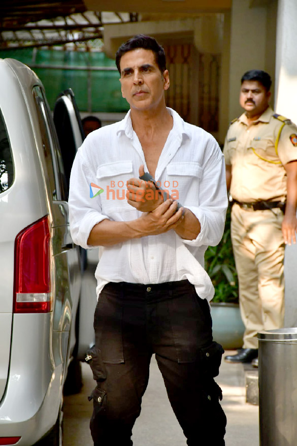 photos akshay kumar snapped in juhu 2