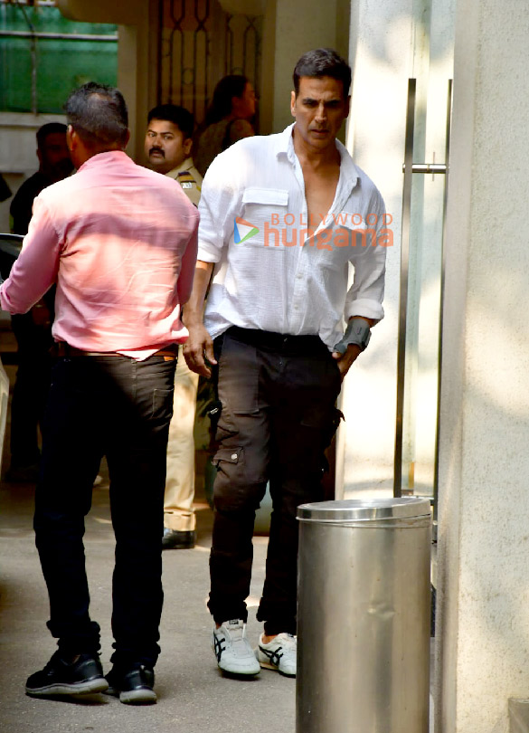 photos akshay kumar snapped in juhu 4