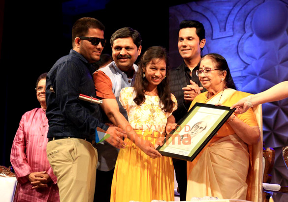 photos amitabh bachchan abhishek bachchan and randeep hooda attend deenanath mangeshkar sm