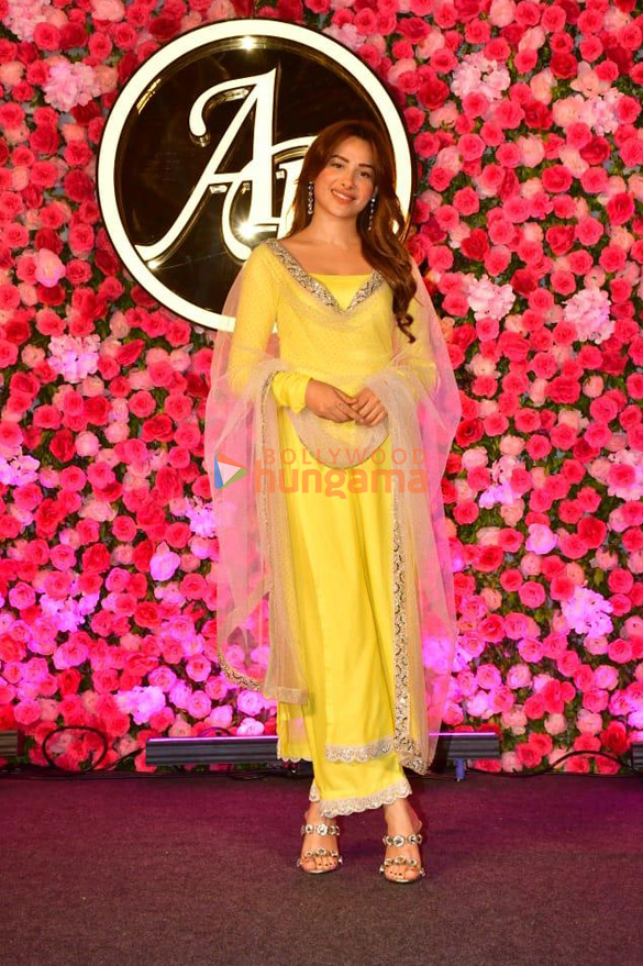 photos arti singh krushna abhishek and others snapped at formers sangeet ceremony 0224 5