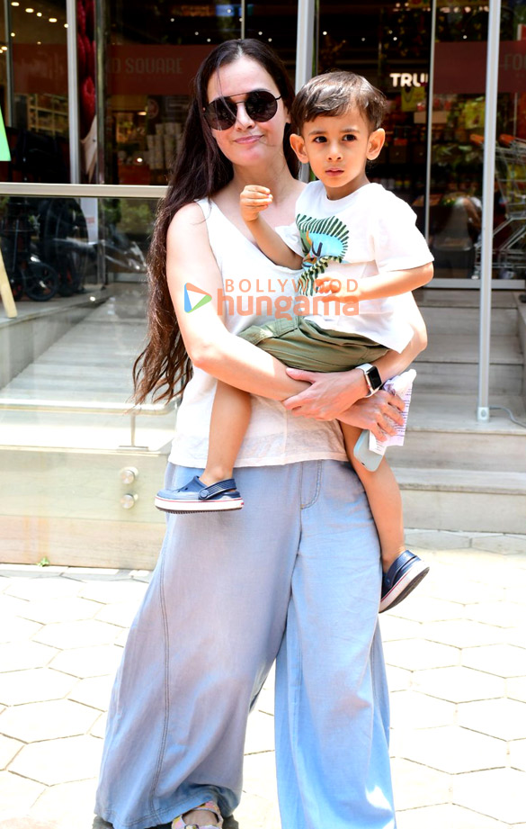 photos dia mirza snapped outside a mall in santacruz 3