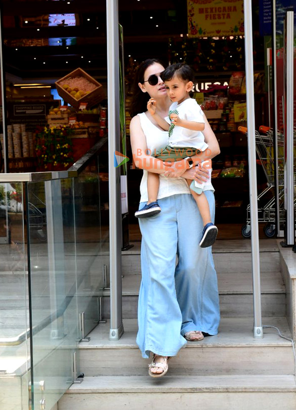 photos dia mirza snapped outside a mall in santacruz 4