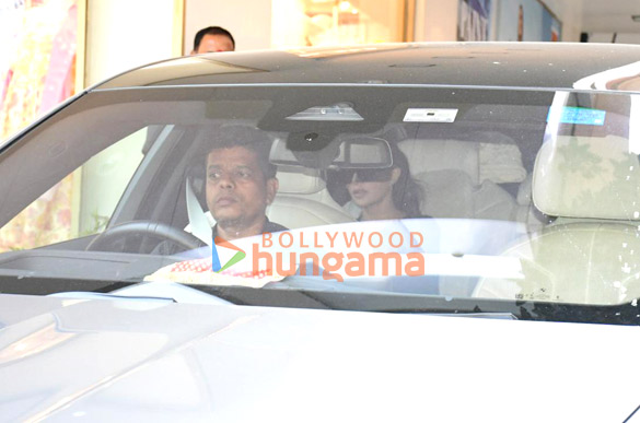 photos jacqueline fernandez snapped outside a clinic in bandra 3