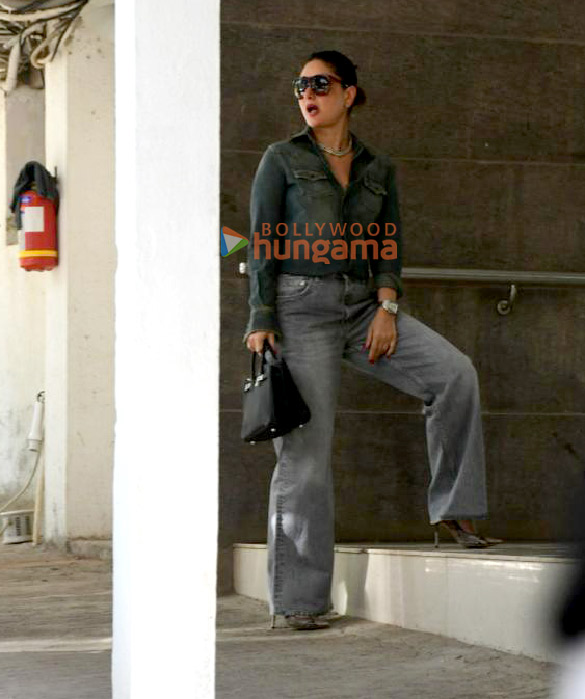 photos kareena kapoor khan snapped at rhea kapoors house in bandra 4