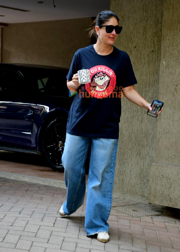 photos kareena kapoor khan snapped outside her residence in bandra 2 2