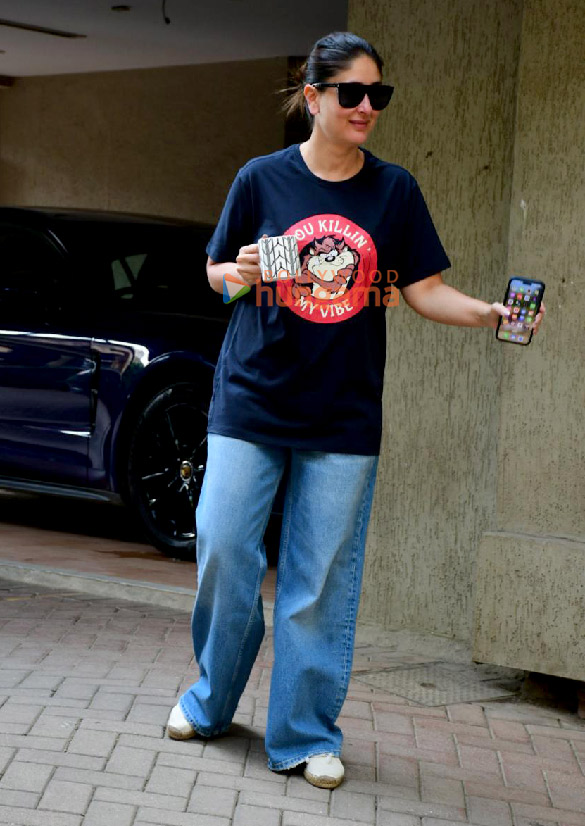 photos kareena kapoor khan snapped outside her residence in bandra 4 2