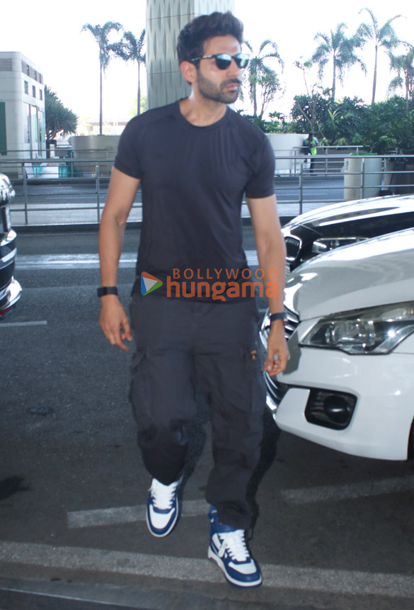 photos kartik aaryan snapped at the airport 1 5