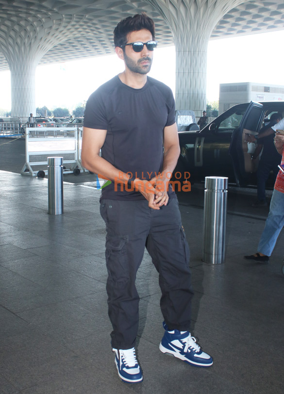 photos kartik aaryan snapped at the airport 2 5