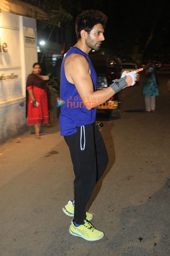 photos kartik aaryan snapped outside the gym in juhu 1 6