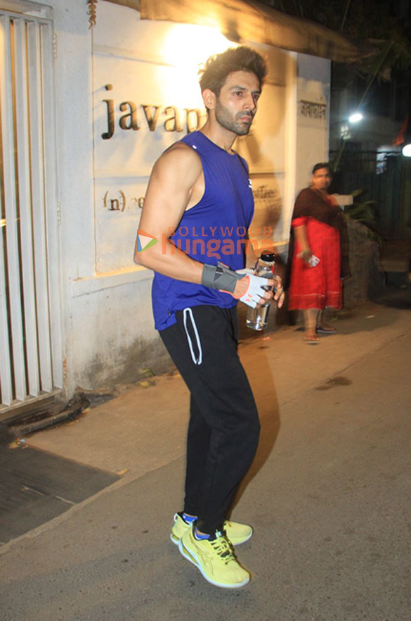 photos kartik aaryan snapped outside the gym in juhu 5 6