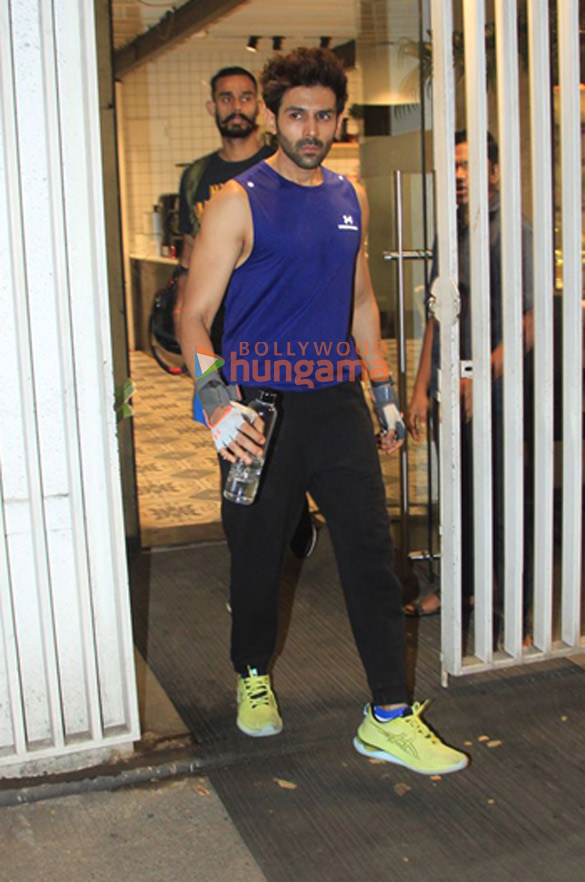photos kartik aaryan snapped outside the gym in juhu 6 3