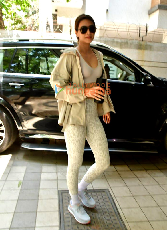 photos kriti sanon and saiee manjrekar snapped outside the gym in juhu 6