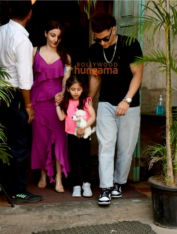photos kunal kemmu and soha ali khan snapped with their daughter outside a restaurant in bandra 1