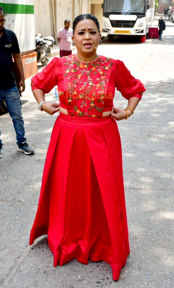 photos madhuri dixit suniel shetty and others snapped on the sets of dance deewane 4 3