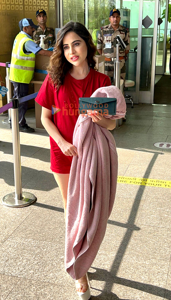 photos manushi chhillar and uorfi javed snapped at the airport 3