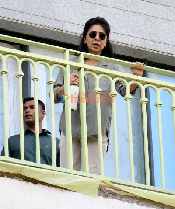 photos neetu singh snapped at ranbir kapoors new residence in pali hill 3
