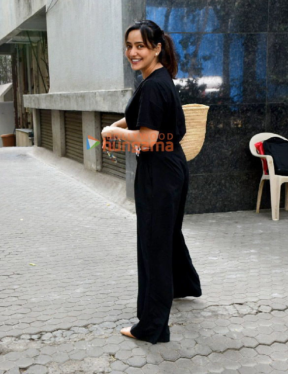 photos neha sharma spotted outside a clinic in santacruz 4