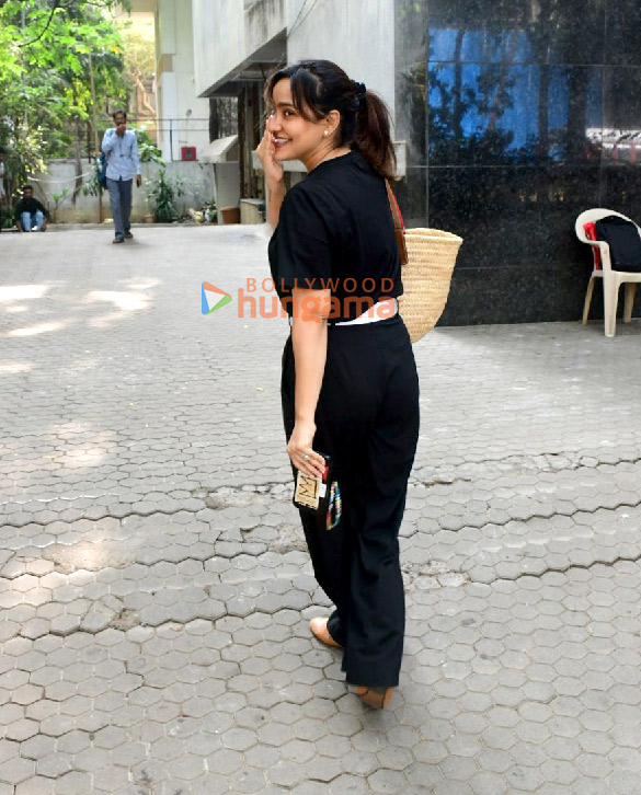 photos neha sharma spotted outside a clinic in santacruz 5