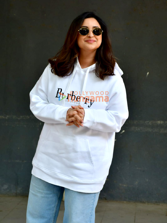 Photos: Parineeti Chopra snapped in Andheri Photos: Parineeti Chopra snapped in Andheri