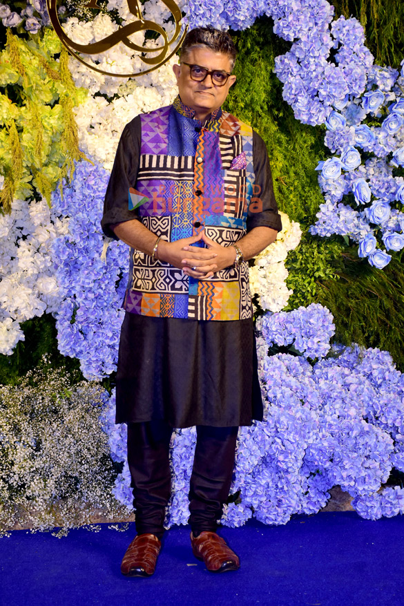 photos producer anand pandit and family snapped with daughter aishwarya and son in law sahil at their wedding reception 5 4