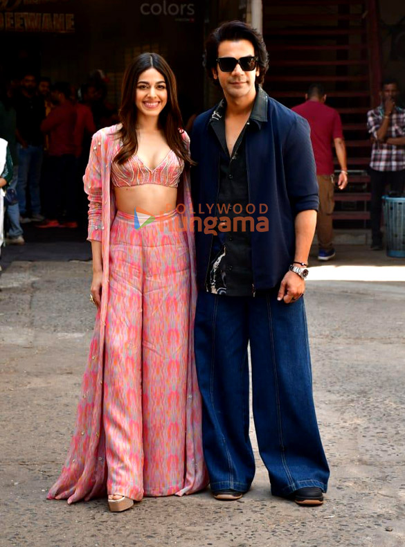 Photos: Rajkummar Rao, Alaya F, Madhuri Dixit, Karisma Kapoor, Suniel Shetty and Bharti Singh snapped on the sets of Dance Deewane 4 Photos: Rajkummar Rao, Alaya F, Madhuri Dixit, Karisma Kapoor, Suniel Shetty and Bharti Singh snapped on the sets of Dance Deewane 4