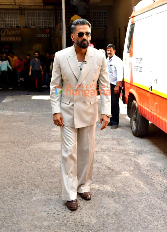 photos rajkummar rao alaya f madhuri dixit karisma kapoor suniel shetty and bharti singh snapped on the sets of dance deewane 4 4