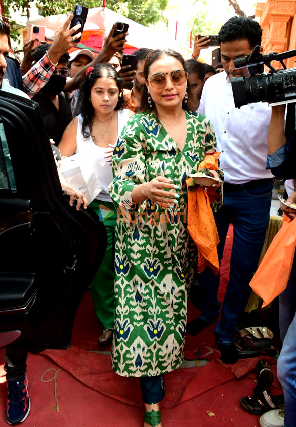 photos rani mukerji snapped outside hanuman temple in khar 5