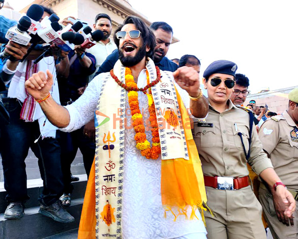 photos ranveer singh kriti sanon and manish malhotra visit at kashi vishwanath temple to seek blessings 2