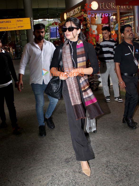 photos rashmika mandana snapped at the airport 3