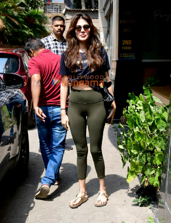 photos rhea chakraborty snapped outside a clinic in bandra 4