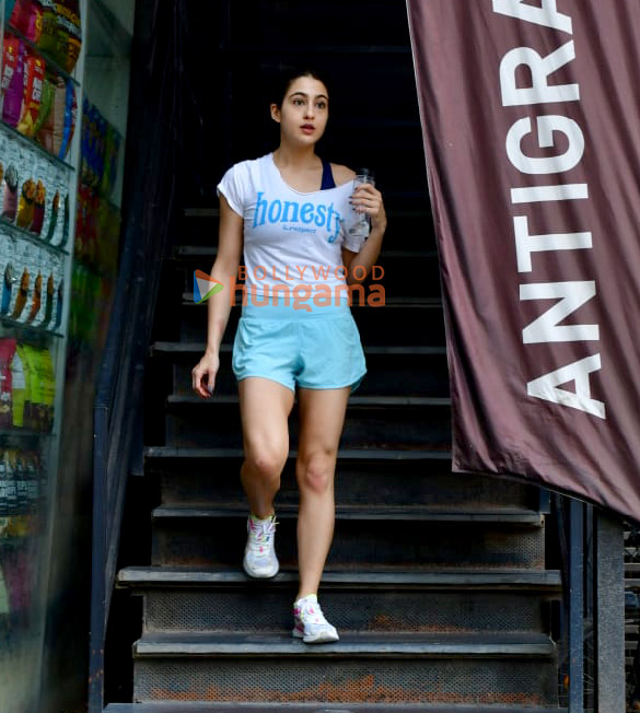 photos sara ali khan snapped in juhu 5 3