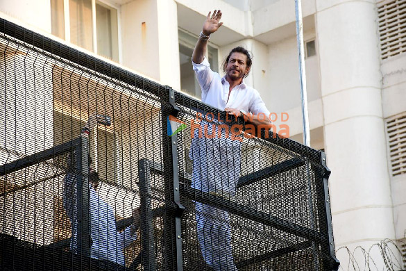 Photos: Shah Rukh Khan greets his fans from the balcony of his bungalow Mannat on the occasion of Eid