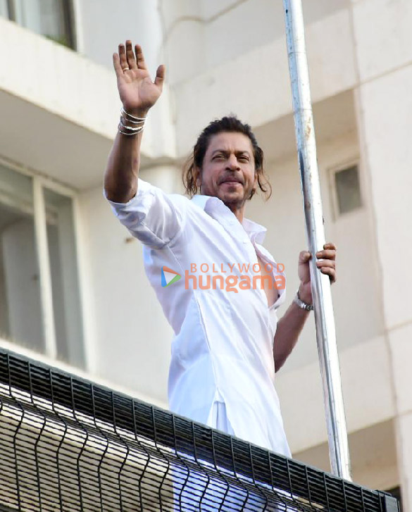 photos shah rukh khan greets his fans from the balcony of his bungalow mannat on the occasion of eid 4