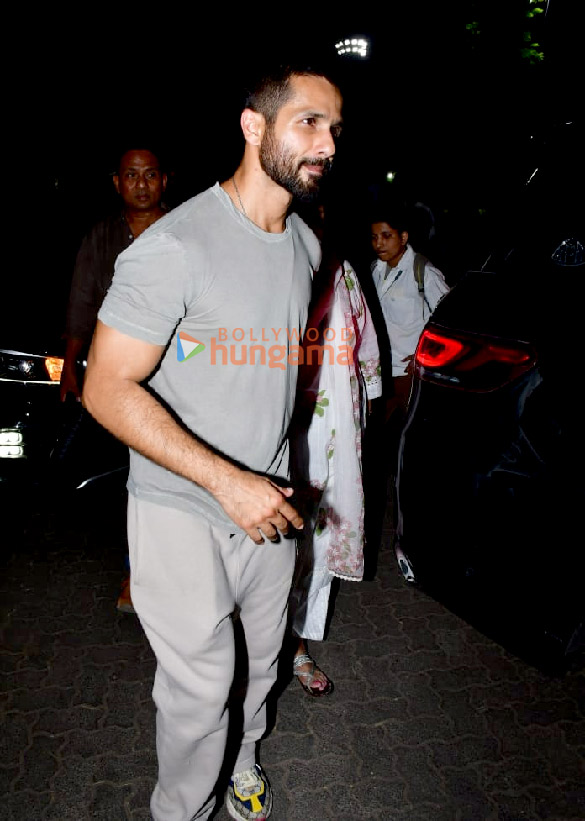 photos shahid kapoor and ishaan khatter snapped with their mom neelima azeem in juhu 3
