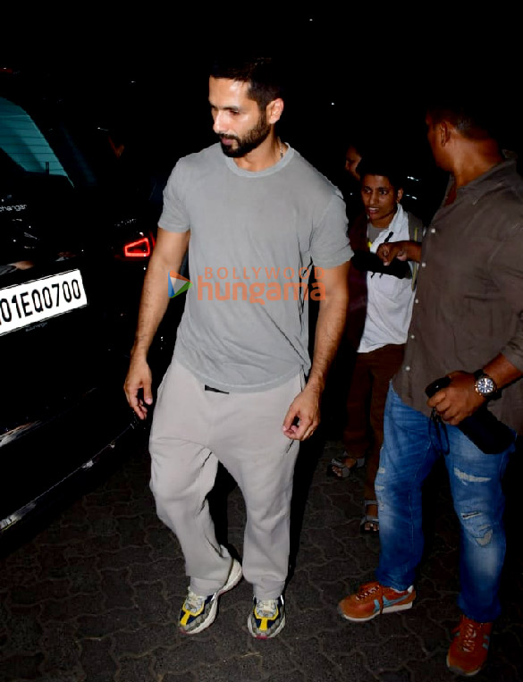 photos shahid kapoor and ishaan khatter snapped with their mom neelima azeem in juhu 5