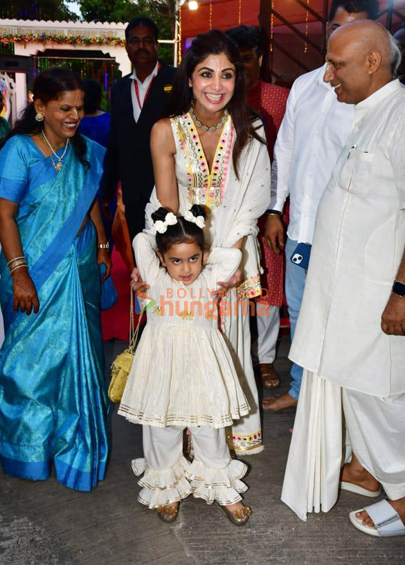 photos shilpa shetty snapped with her mother and daughter at the iskon temple in juhu 2