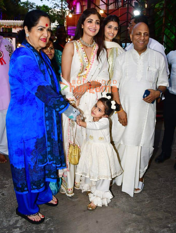 photos shilpa shetty snapped with her mother and daughter at the iskon temple in juhu 3