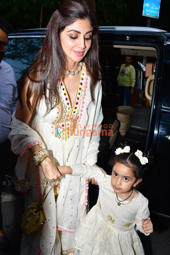 photos shilpa shetty snapped with her mother and daughter at the iskon temple in juhu 4
