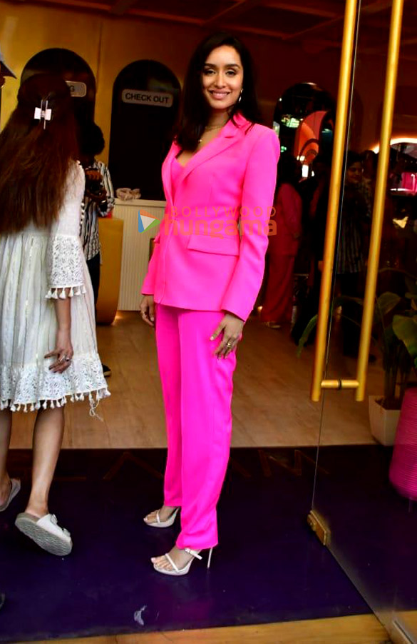 photos shraddha kapoor snapped in juhu 1 14